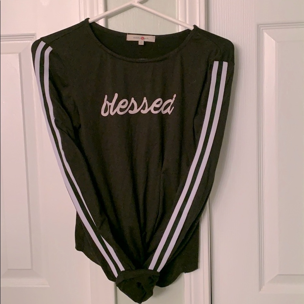 Fitted long sleeve tee with front knot